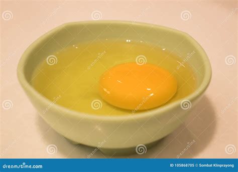 Un Huevo En Un Bol De Vidrio Imagen De Archivo Imagen De Hembra