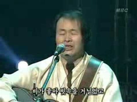웨이브를 넣은 머리 길이가 입술 라인에 맞춰지도록 하면 긴 턱이 상대적으로 짧아 보인다. 산 까치야 | Doovi
