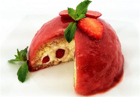 Ma e' semplicissimo il dolce e' di colore rosa, utilizzando quali ingredienti principali le fragole, e quindi richiama il colore del copricapo degli alti prelati, che in napoletano viene chiamato scazzetta. Scazzetta:Il dolce cappello del Cardinale - itSalerno