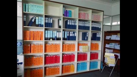 Lemari kaca tidak sekedar untuk ruang penyimpanan saja, tapi bisa digunakan juga sebagai partisi ruangan sederhana. Rak Arsip | Rak Dokumen | Lemari Dokumen Kantor - YouTube