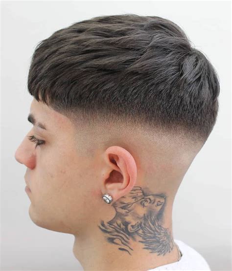Apr 06, 2021 · the fade haircut, also known as a taper, involves gradually cutting the hair on your back and sides shorter as it gets closer to your neck. Pin on tatu