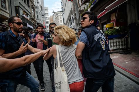TURQUIE La Gay Pride d Istanbul violemment dispersée par la police