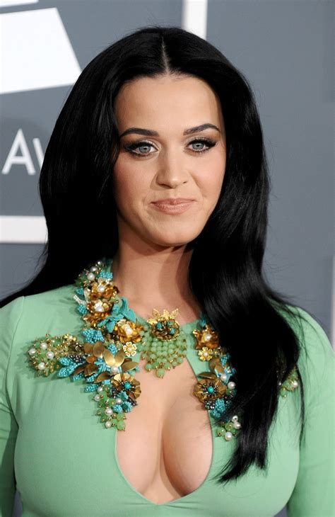 Katy Perry Awesome Cleavage Show In Green Dress At The 55th Annual Grammy Awards 2013