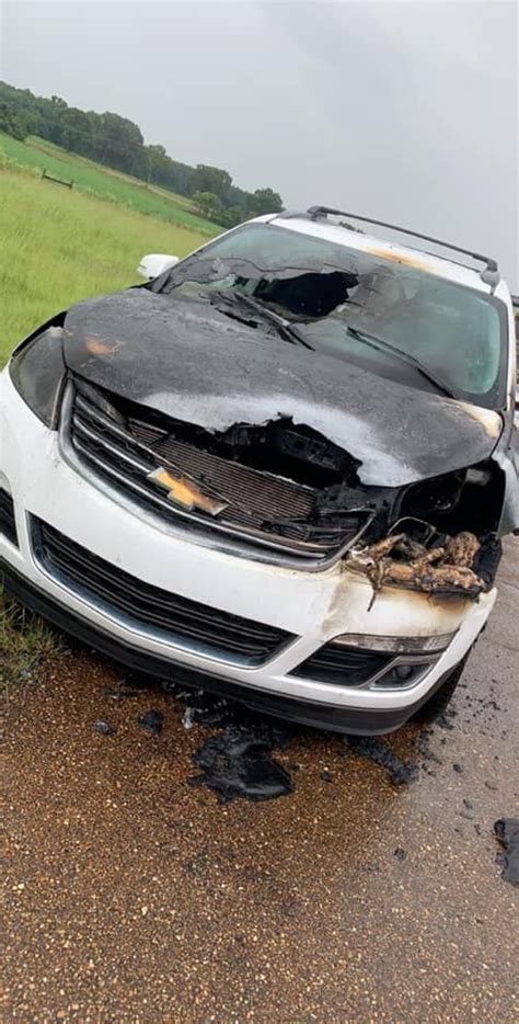 Car Struck By Lightning In Mississippi Lightning Strikes Mississippi Lightning