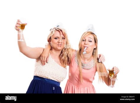 Zwei Betrunkene Mädchen Feiern Mit Alkohol Isoliert Auf Weißem Hintergrund Stockfotografie Alamy