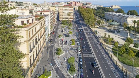 Entrano le squadre accompagnate da un silenzio.canta il maestro pino e poi tutta napoli. San Pasquale Station | Metropolitana di Napoli Spa