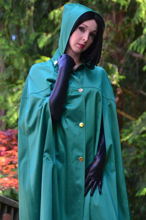 Eine Lady Im Grünem Satincape Regen Mode Regenmantel Regenkleidung