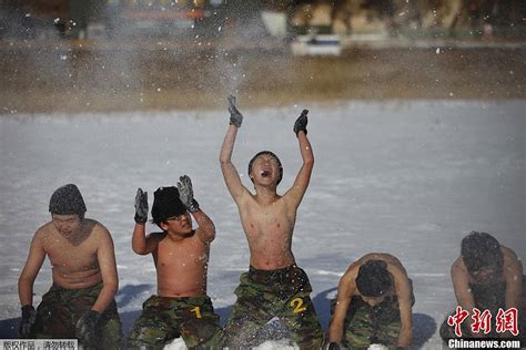 한국학생 웃통을 벗고 겨울철군사훈련 받아5 인민넷 조문판 人民网