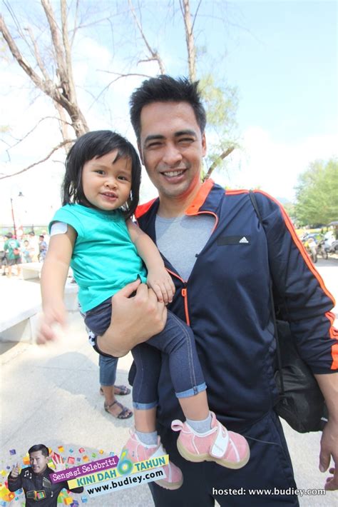 Muszaphar is a true muslim who offered salah in place. Angkasawan Negara Sheikh Muszaphar & Isteri Selamat ...