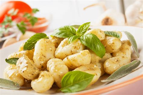 Gnocchi al pesto la ricetta per preparare gli gnocchi al pesto