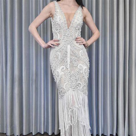 On one end of the fashion spectrum were loose and shapeless chemise dresses—with dropped waists. 29 Roaring 1920s Great Gatsby Inspired Wedding Dresses