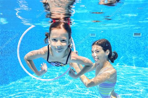 Niños Felices Nadan En La Piscina Bajo El Agua Niñas Nadando