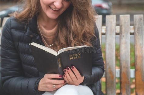 Mujeres Leyendo La Biblia Al Aire Libre Concepto De Fe Espiritualidad