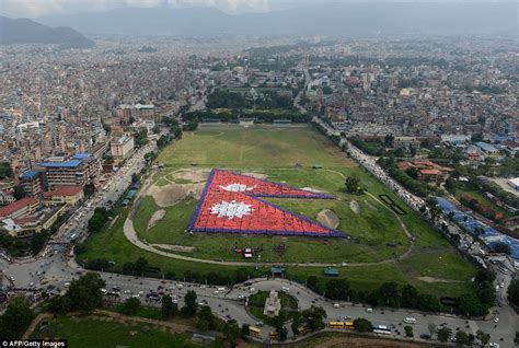 35000 Nepalese Set World Record For Biggest Human Flag Daily Mail Online