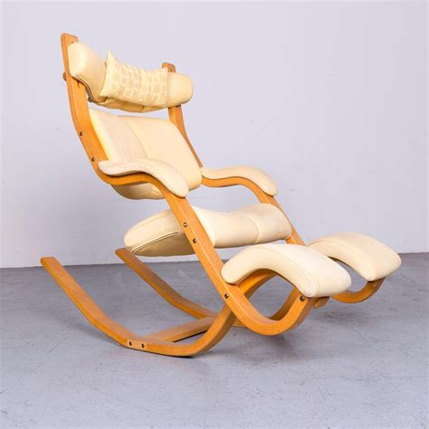 Stokke varier gravity balans chair ergonomic design new upholstery. Stokke Gravity Balans Designer Leather Chair Rocking Chair Crème im Angebot bei 1stdibs