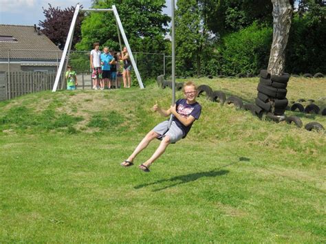 De speeltuin bevindt zich direct naast de terrassen zodat u. Nieuwe kabelbaan in speeltuin | Maasdriel | bd.nl