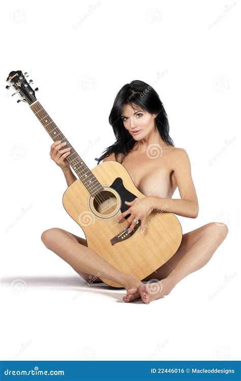 Nude Implicado Brunette Hermoso Con La Guitarra Foto De Archivo