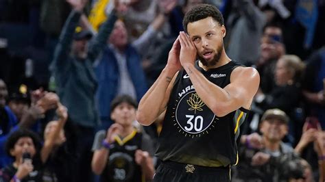 Curry Scores Warriors Rally Past Mitchell Cavs Abc San