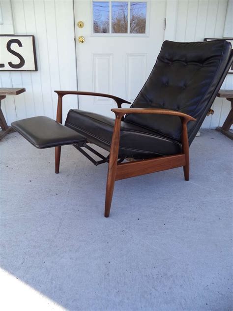 Area rug designed by milo baughman from creative accents. Milo Baughman Thayer Coggin Recliner Lounge Chair at 1stdibs