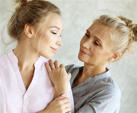 Premium Photo Lifestyle And People Concept Happy Senior Mother Embracing Adult Daughter