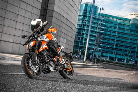 It is available in only 1 variant and 1 colour. KTM 125 Duke | M50 Honda