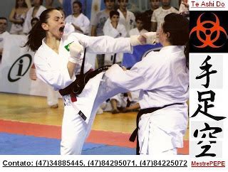 Frida karlsson har 6 vm medaljer og er 21 år. Karate Feminino
