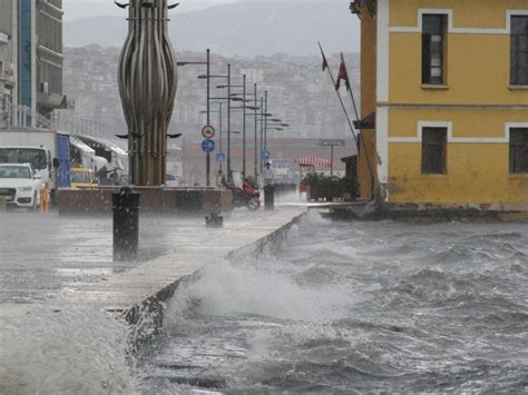 İzmir büyükşehir belediye başkanı tunç soyer ve i̇zmir valisi yavuz selim köşger sosyal medya üzerinden vatandaşları evden çıkmamaları konusunda uyardı. İzmir'i sel vurdu: Alsancak sular altında kaldı! - İndigo Dergisi