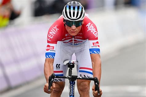 They had been out in front alone for the final 17km of the cobbled. Mathieu van der Poel blikt terug op Vlaanderens mooiste: 'Wout pusht mij' - België - Knack