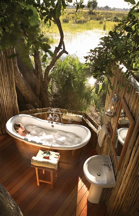 10 Eye Catching Tropical Bathroom Décor Ideas That Will Mesmerize You