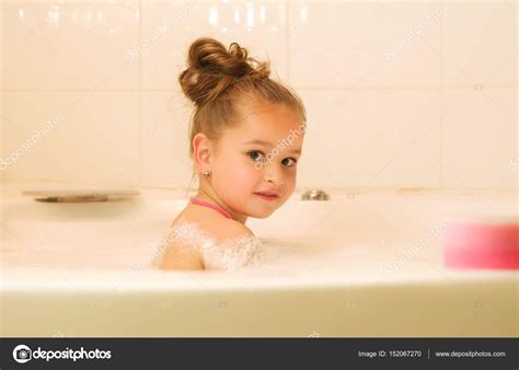 Niña Hermosa Jugando Con Agua Y Espuma En El Baño Fotografía De Stock © Pxhidalgo 152067270