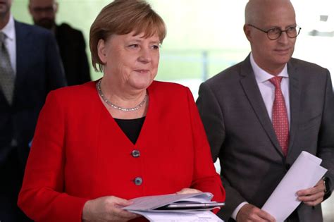 Merkel Tilgodeser ældre Butikker Og Fodbold I Genåbning Bt Udland