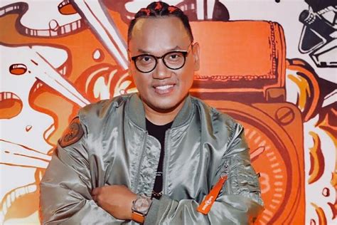 10 pemotretan keluarga uya kuya dengan baju adat jawa, klasik banget. Sering Kunjungi Tokyo, Uya Kuya Jatuh Cinta dengan Kuliner ...