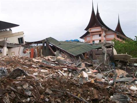 Gempa susulan maluku baru saja, warga berhamburan keluar rumah!! Gempa Sungai Penuh Terasa Kuat di Padang ~ Artikel Keren