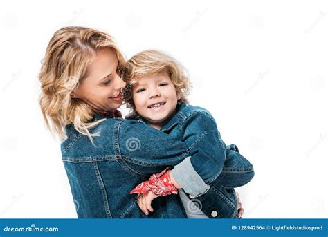 Abrazo Feliz De La Madre Y Del Hijo Foto De Archivo Imagen De