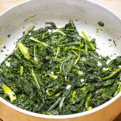 Può essere cucinato in svariati modi, questo è il più semplice e spesso anche il più buono. Cavolo nero saltato in padella - Arturo Cucina