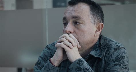 Urmărind jurnaliști, avertizori de integritate, pacienți arși și oficiali din guvern, filmul dezvăluie fără compromisuri o întreagă rețea a corupției, minciunii și. Colectiv (2019) Film Romanesc Online cu o Calitate HD 1080p