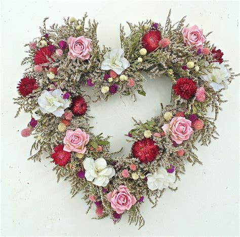 22 Celebration Heart Wreath Diy Valentines Day Decorations