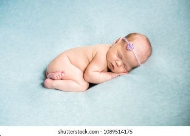 Naked Newborn Baby Sleeping On Light写真素材1089514175 Shutterstock
