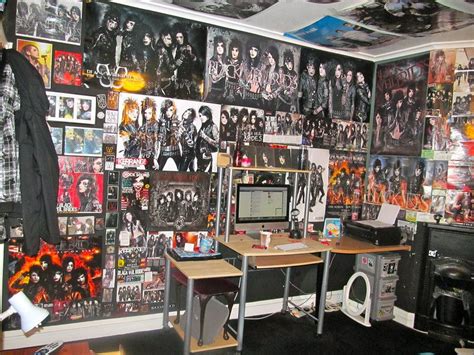 When it comes to small bedrooms﻿, it can often be a challenge to find the best ways to decorate from extra mirrors to storage and paint colour, these are the best small bedroom decorating ideas to. I need this room !( _ ;) | Brides room, Dream rooms, Emo ...