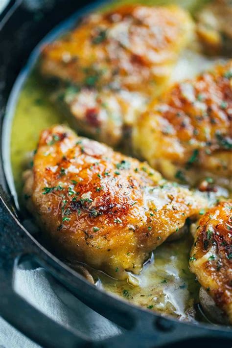 Skillet Chicken With Bacon And White Wine Sauce Recipe Pinch Of Yum