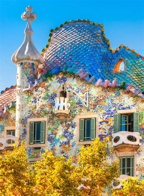 ¡un piso increíble está esperándote! Antoni Gaudí and the Modernisme Movement in Barcelona and Beyond