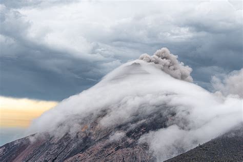 Subir el Acatenango y ver de cerca el volcán de Fuego Don Viajes