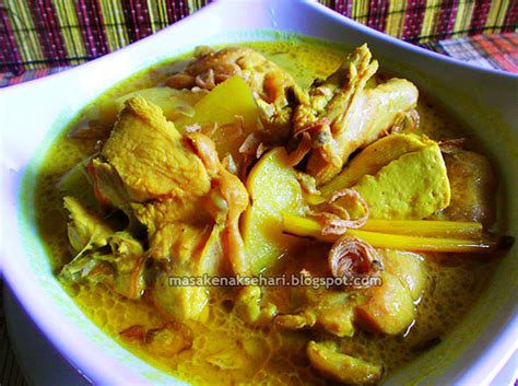 Tata mie kuning yang sudah di masak dengan ketupat (katupek) dan sayur yang sudah di rebus tadi di piring. Resep Opor Ayam Bumbu Kuning Kuah Pedas
