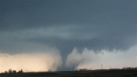 Frantic Moment Caught On Camera As Iowa News Crew Escapes Tornado Cnn