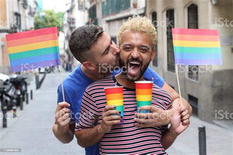 귀여운 게이 커플 파티 옥외 2명에 대한 스톡 사진 및 기타 이미지 Istock