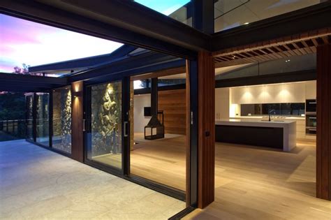 Cette maison en verre et bois de 140 m² reflète le mode de vie tropical et moderne typique de la floride.en véritable harmonie avec la nature, son architecture est simple mais efficace. Habillage bois et pierre naturelle, marié avec acier et verre