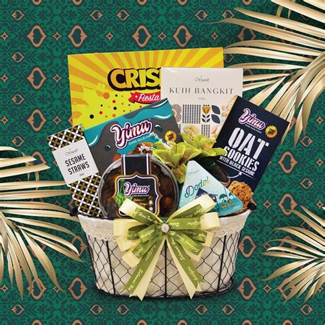 Here's our personal hari raya greetings from us at simcms as well as our beloved friends! Hari Raya Hamper THR2 Traditional Hamper Basket Hamper By ...