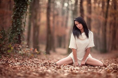 壁纸 阳光 森林 妇女 模型 黑发 坐着 连衣裙 时尚 弹簧 浪漫 秋季 女孩 美丽 季节 女人 人的立场 肖像摄影 拍照片 1920x1280
