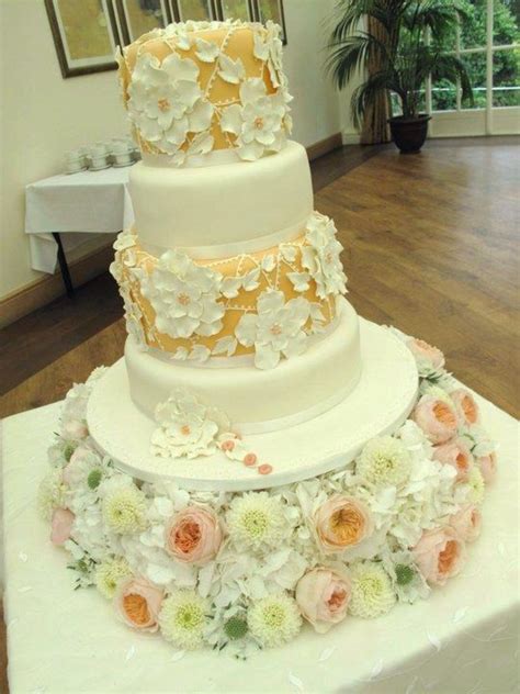 Pin By Janis Powledge On Cakes For All Occassions Wedding Cake Peach