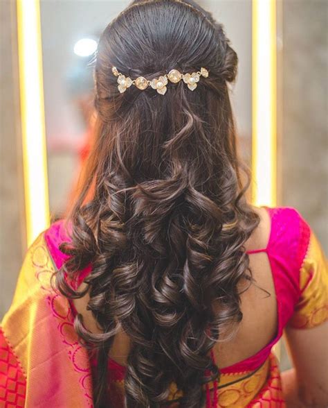 Hairstyles for indian wedding with long springy curls and a central parting, adorned by maang tikka. Hair do for Indian Dressing style | Hair styles, Medium ...
